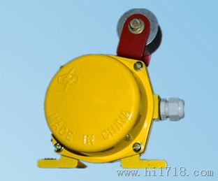 JDK-2料流檢測器（開關(guān)），LLJ-A、LLJ-B型料流檢測器采用微動(dòng)開關(guān)，輸出狀態(tài)設(shè)有常閉節(jié)點(diǎn)二個(gè)，常開節(jié)點(diǎn)二個(gè)。用戶可根據(jù)需要進(jìn)行安裝，適用于不同的角度檢測。當(dāng)膠帶運(yùn)輸機(jī)空載運(yùn)動(dòng)時(shí)，觸板于靜止?fàn)顟B(tài)，并垂直于膠帶面。當(dāng)膠帶機(jī)有載時(shí)(包括逆向)，該機(jī)的觸板被物料推動(dòng)而偏轉(zhuǎn)。當(dāng)轉(zhuǎn)角度大干20’時(shí)，檢測器行程開關(guān)轉(zhuǎn)換。用戶可將其接至控制室內(nèi)，以便檢測輸送機(jī)現(xiàn)場的輸送狀態(tài)，也可將其與自動(dòng)灑水裝置配套使用，實(shí)現(xiàn)有料時(shí)自動(dòng)灑水功能。配置地址編碼終端器，可實(shí)現(xiàn)料流數(shù)據(jù)信號(hào)遠(yuǎn)距離控制管理。LLJ-A料流開關(guān)適用于煤礦、碼頭，電力、冶金建材，化工等行業(yè)輸送散料用帶式輸送機(jī)。，性能穩(wěn)定持久